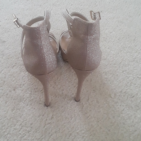 Gold formal heels - Picture 2 of 4